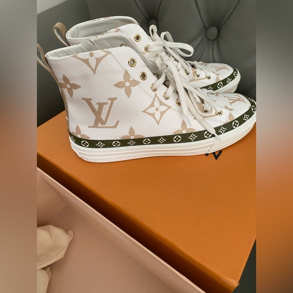 Louis Vuitton - Picture 10 of 12